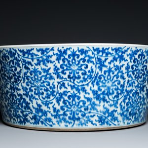 An exceptionally large Chinese blue and white basin with floral scrolls, Kangxi — photo 3