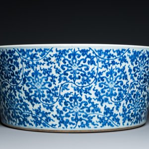 An exceptionally large Chinese blue and white basin with floral scrolls, Kangxi — photo 5