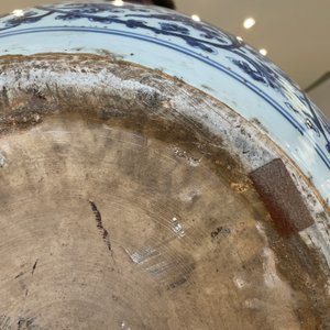 An exceptionally large Chinese blue and white 'lotus scroll' fish bowl, Kangxi — photo 20