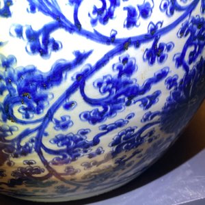 An exceptionally large Chinese blue and white 'lotus scroll' fish bowl, Kangxi — photo 25