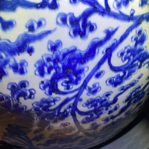 An exceptionally large Chinese blue and white 'lotus scroll' fish bowl, Kangxi — photo 26