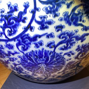 An exceptionally large Chinese blue and white 'lotus scroll' fish bowl, Kangxi — photo 32