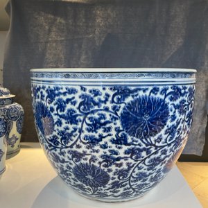 An exceptionally large Chinese blue and white 'lotus scroll' fish bowl, Kangxi — photo 10