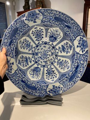 An exceptionally large Chinese blue and white 'peacock rim' dish, Kangxi — 照片 1