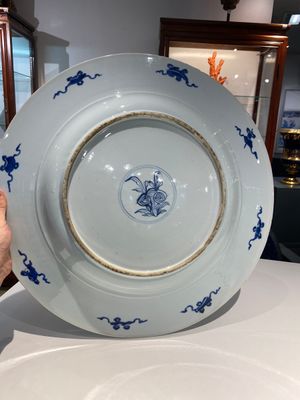 An exceptionally large Chinese blue and white 'peacock rim' dish, Kangxi — 照片 11