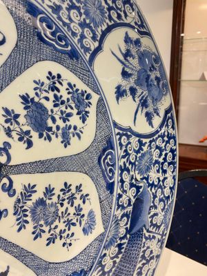 An exceptionally large Chinese blue and white 'peacock rim' dish, Kangxi — 照片 5