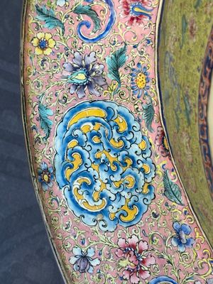 An exceptionally large Chinese Canton enamel basin with floral design, Yongzheng — photo 5