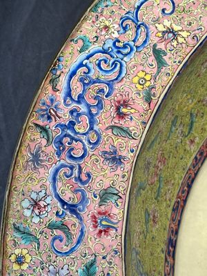 An exceptionally large Chinese Canton enamel basin with floral design, Yongzheng — photo 6