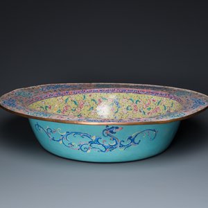 An exceptionally large Chinese Canton enamel basin with floral design, Yongzheng — photo 6