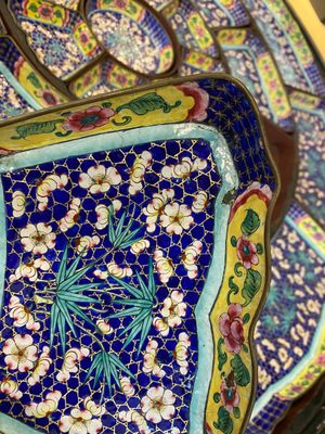 An exceptionally large Chinese Canton enamel rice table or sweetmeat set in its original Canton gilt-lacquered presentation table, 18/19th C. — photo 28