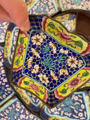 An exceptionally large Chinese Canton enamel rice table or sweetmeat set in its original Canton gilt-lacquered presentation table, 18/19th C. — photo 48