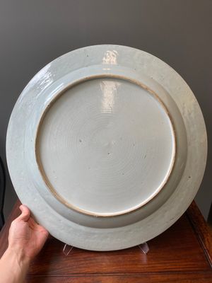An exceptionally large Chinese English-decorated blue and white dish with 'mythical animals', Qianlong — 照片 9