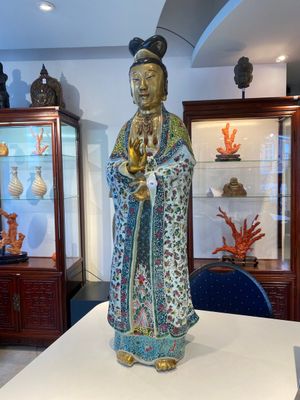 An exceptionally large Chinese famille rose sculpture of Guanyin, Li Fu Xing Hao 李福興號 seal mark, 19th C. — 照片 1