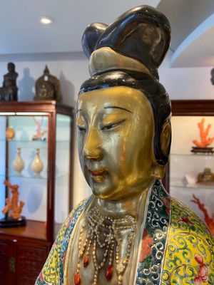 An exceptionally large Chinese famille rose sculpture of Guanyin, Li Fu Xing Hao 李福興號 seal mark, 19th C. — 照片 5