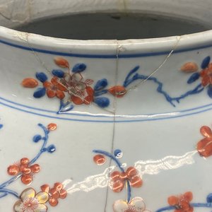 An exceptionally large Chinese Imari-style vase and cover with molded floral design, Kangxi — 照片 17