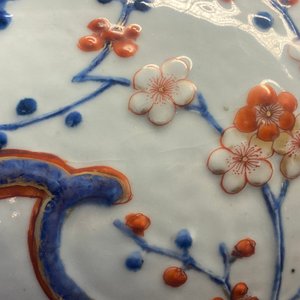 An exceptionally large Chinese Imari-style vase and cover with molded floral design, Kangxi — 照片 19