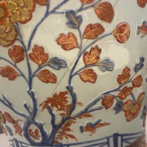 An exceptionally large Chinese Imari-style vase and cover with molded floral design, Kangxi — 照片 21