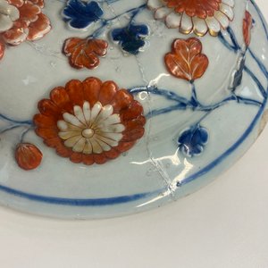 An exceptionally large Chinese Imari-style vase and cover with molded floral design, Kangxi — 照片 30
