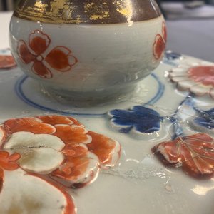 An exceptionally large Chinese Imari-style vase and cover with molded floral design, Kangxi — 照片 31