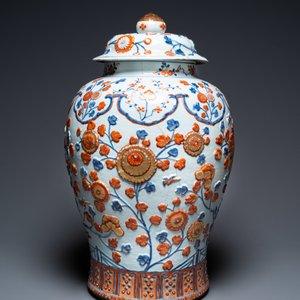 An exceptionally large Chinese Imari-style vase and cover with molded floral design, Kangxi — 照片 5