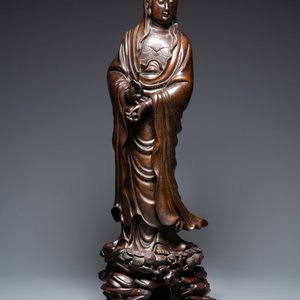 An exceptionally large Chinese silver-inlaid bronze figure of Guanyin, Yutang Shi Sou mark, Qing — 照片 2