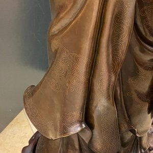 An exceptionally large Chinese silver-inlaid bronze figure of Guanyin, Yutang Shi Sou mark, Qing — 照片 34