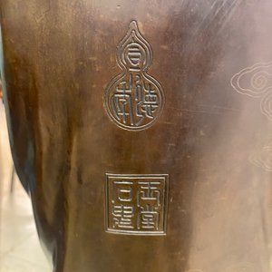 An exceptionally large Chinese silver-inlaid bronze figure of Guanyin, Yutang Shi Sou mark, Qing — 照片 46