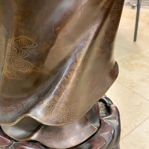 An exceptionally large Chinese silver-inlaid bronze figure of Guanyin, Yutang Shi Sou mark, Qing — 照片 49