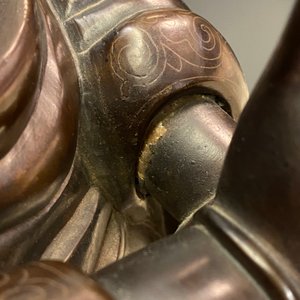 An exceptionally large Chinese silver-inlaid bronze figure of Guanyin, Yutang Shi Sou mark, Qing — 照片 56