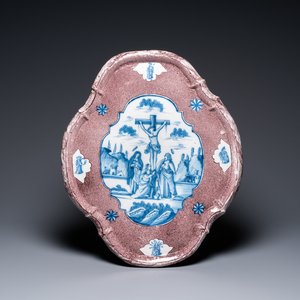 An exceptionally large Dutch Delft blue, white and manganese 'Golgotha' plaque, 18th C. — 照片 1