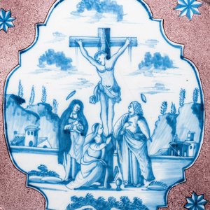 An exceptionally large Dutch Delft blue, white and manganese 'Golgotha' plaque, 18th C. — 照片 3