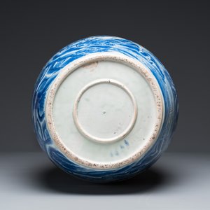 An exceptionally large Japanese blue and white Arita 'tigers' vase, Meiji, 19th C. — photo 5