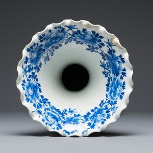 An exceptionally large Japanese blue and white Arita 'tigers' vase, Meiji, 19th C. — photo 6