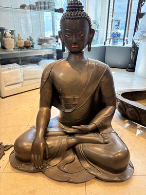 An exceptionally large Nepalese bronze figure of Buddha, 19th C. — foto 1