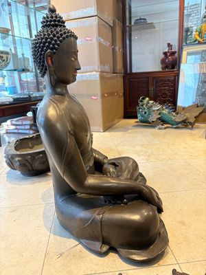 An exceptionally large Nepalese bronze figure of Buddha, 19th C. — foto 11