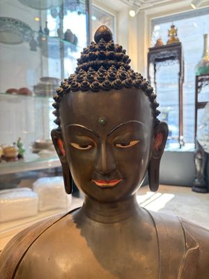 An exceptionally large Nepalese bronze figure of Buddha, 19th C. — foto 2