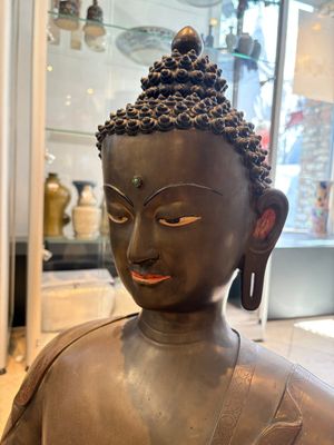 An exceptionally large Nepalese bronze figure of Buddha, 19th C. — foto 3