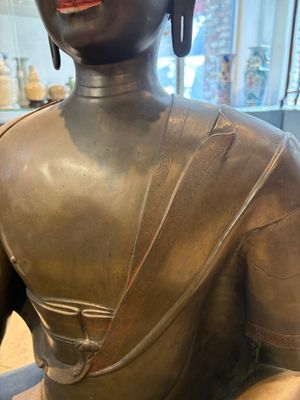 An exceptionally large Nepalese bronze figure of Buddha, 19th C. — foto 4