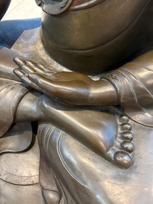 An exceptionally large Nepalese bronze figure of Buddha, 19th C. — foto 7