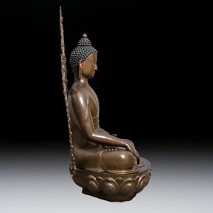 An exceptionally large Nepalese bronze figure of Buddha, 19th C. — foto 2