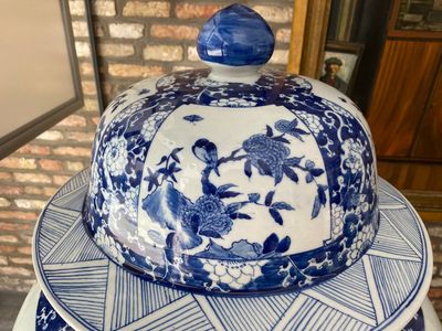 An exceptionally large pair of Chinese blue and white vases and covers, 19/20th C. — 照片 4