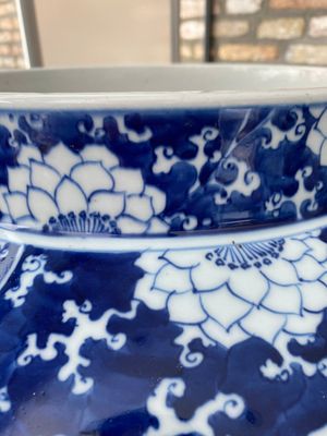 An exceptionally large pair of Chinese blue and white vases and covers, 19/20th C. — 照片 10