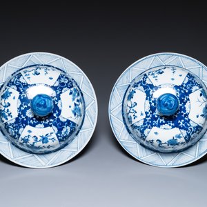 An exceptionally large pair of Chinese blue and white vases and covers, 19/20th C. — 照片 14