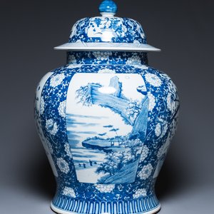 An exceptionally large pair of Chinese blue and white vases and covers, 19/20th C. — 照片 4