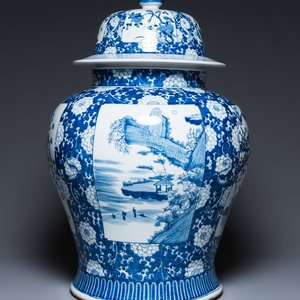 An exceptionally large pair of Chinese blue and white vases and covers, 19/20th C. — 照片 8