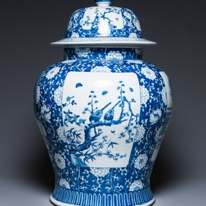 An exceptionally large pair of Chinese blue and white vases and covers, 19/20th C. — 照片 9
