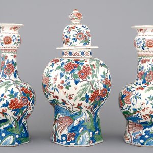 An exceptionally tall Dutch Delft garniture in cashemire palette, ca. 1700 — photo 2