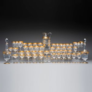 An extensive 53-piece French gilt-decorated 'Thistle Gold' crystal glass service with two decanter labels and a pair of candlesticks — photo 2