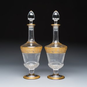 An extensive 53-piece French gilt-decorated 'Thistle Gold' crystal glass service with two decanter labels and a pair of candlesticks — photo 46