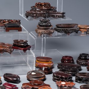 An extensive collection of 137 varied Chinese small wooden stands, 19/20th C. — photo 12